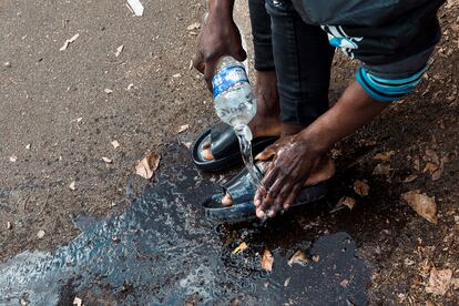 Los migrantes no disponen de agua caliente en el colegio. El ayuntamiento de París ha abierto un punto de agua. Los jóvenes se lavan con botellas que van llenando sobre la marcha. Muchos adolescentes tienen las sandalias como único calzado. 