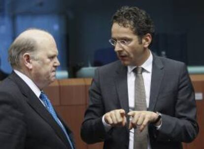 La presidente del Eurogrupo y ministro holandés de Finanzas, Jeroen Dijsselbloem, conversa con el ministro irlandés de Finanzas, Michael Noonan (izda), a su llegada a la reunión de los ministros de Finanzas de la eurozona celebrada en Bruselas, Bélgica, el 13 de mayo del 2013.