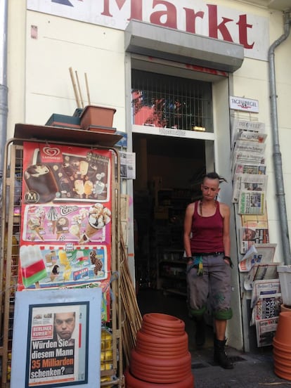 El primer ministro griego, Alexis Tsipras, protagoniza la portada de un diario local, en un puesto en el barrio de Prenzlauer Berg.
