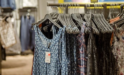 Vestidos variados de una tienda de H&M en Nueva York. 