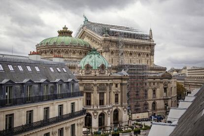 Vista de la Ópera Garnier desde la habitación 501, donde Henriette vive con sus tres hijos, un niño de seis años y dos gemelos de tres. Henriette ya teme el siguiente paso después del Hotel L. Para muchas de las residentes, el futuro es incierto. Mientras que el 13% de las mujeres han sido regularizadas, el 21% de ellas sigue esperando la tramitación de su solicitud. Y casi la mitad (41%) no ha encontrado ninguna solución para su caso. Son datos del Centro de Acción Social Protestante (CASP), la asociación que gestiona el establecimiento y que cuenta en su mayoría con fondos públicos, pero también recibe donaciones de particulares y empresas privadas.