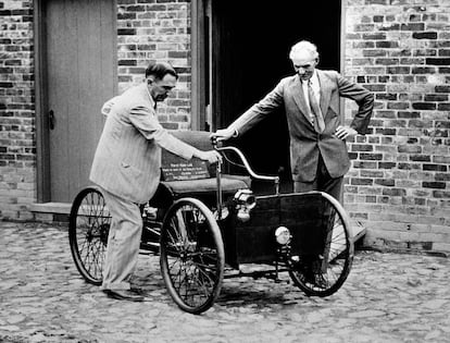 El 10 de diciembre de 1936, Henry Ford (d) posa junto a su primer coche construido en 1892 junto a James Bishop, en Detroit.