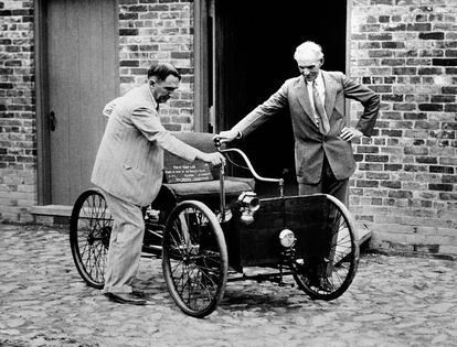 El 10 de diciembre de 1936, Henry Ford (d) posa junto a su primer coche construido en 1892 junto a James Bishop, en Detroit.