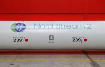 Logo de Nord Stream 2 en una tubería situada en una planta de ChelPipe en Chelyabinsk (Rusia).