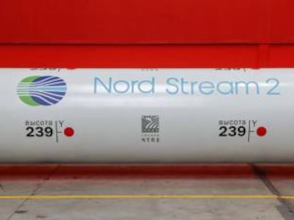 Logo de Nord Stream 2 en una tubería situada en una planta de ChelPipe en Chelyabinsk (Rusia).