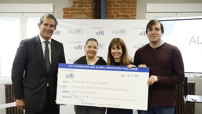 Pedro López-Quesada, 'chief country officer' de Citi en España; Paula, beneficiaria de FundAcademy; Almudena Martorell, presidenta de Fundación A la Par, y Esteban, beneficiario de FundAcademy.