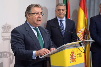 Juan Ignacio Zoido, este jueves durante el acto de toma de posesi&oacute;n del nuevo jefe superior de la Polic&iacute;a Nacional en el Pa&iacute;s Vasco, Jos&eacute; Antonio Santamar&iacute;a, en Vitoria.