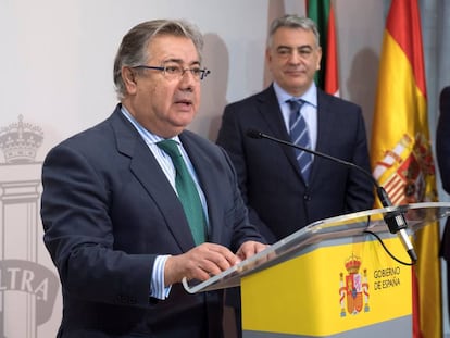 Juan Ignacio Zoido, este jueves durante el acto de toma de posesi&oacute;n del nuevo jefe superior de la Polic&iacute;a Nacional en el Pa&iacute;s Vasco, Jos&eacute; Antonio Santamar&iacute;a, en Vitoria.