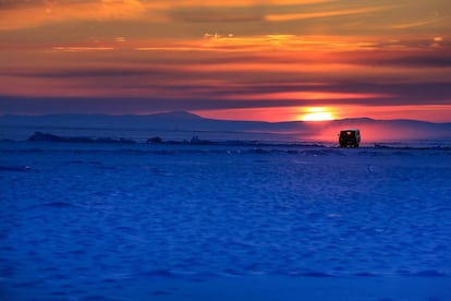 Cuando llega la época fría del año,
las aguas del lago Baikal se congelan y 
se vuelven transitables. Los habitantes pueden entonces atravesar el lago 
en cualquier medio de transporte. 