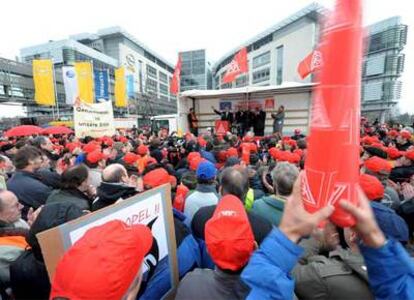 Miles de trabajadores de Opel se manifiestan en defensa de sus puestos de trabajo ante la planta de Ruesselsheim, en Bochum.