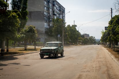 Un coche circula por una calle vacía en Kupiansk (Ucrania) el 2 de agosto de 2024.