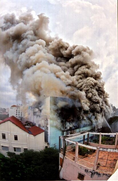 <b>21 de octubre de 2002</b>. El incendio del centro de negocios del edificio International Trade Centre en Ho Chi Minh (Vietnam) deja un centenar de muertos.