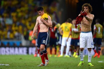 El jugador brasileño David Luiz (d) aplaude al colombiano James Rodríguez al final del encuentro, tras intercambiarse sus respectivas camisetas.