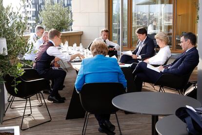 Pedro Sánchez (derecha) en una reunión con Emmanuel Macron, Giuseppe Conte, Ursula von de Leyen, Angela Merkel y Charles Michel, en julio de 2020 en Bruselas.