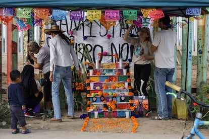 Los altares del Día de Muertos son la máxima representación de esta festividad mexicana, ya que aglutina todos los elementos de la tradición. Se hacen para realizar ofrendas y recordar el espíritu de los seres queridos y se organizan por niveles. En la imagen, activistas colocan un altar de Día de Muertos dedicado a los migrantes que han muerto en el camino a Estados Unidos, en la ciudad de Tijuana, el 1 de noviembre de 2023. 