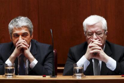 Sócrates junto al ministro de Finanzas, Teixeira dos Santos, durante el debate ayer en el Parlamento de Portugal.