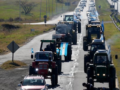 Los agricultores conducen sus tractores a lo largo de una carretera durante una protesta en Gualeguaychú (Argentina), este miércoles.