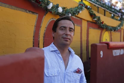 El empresario José María Garzón, en el callejón de la plaza de toros de Algeciras.