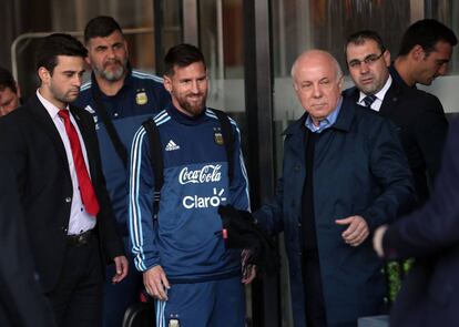 La llegada de Lionel Messi al hotel Sheratton de Montevideo.