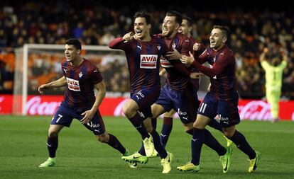 Jugadores del Eibar celebran uno de los goles que anotaron en su útlimo triufo en campo del Valencia.