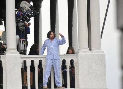 El estadounidense Johny Depp sigue rodando en las calles de Venecia la película <i>El turista</i>. El actor sigue paseándose en pijama, pero ahora en escenas aparentemente algo más arriesgadas.