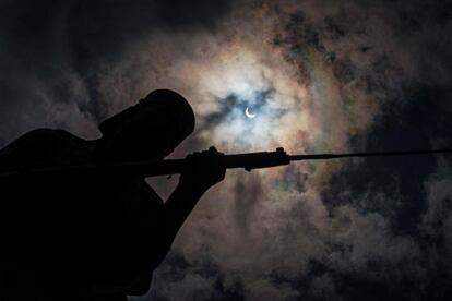 La luna moviéndose para cubrir el sol, tras la estatua 'Askari monument' de la ciudad Dar es Salaam (Tanzania).