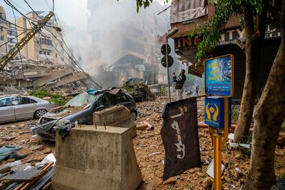 Daños causados en una calle de Beirut tras un bombardeo israelí, este martes.