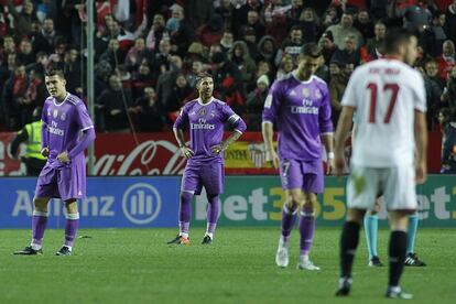 Los jugador del Real Madrid: Kovacic, Sergio Ramos y Ronaldo, se lamentan tras encajar su equipo el segundo gol.