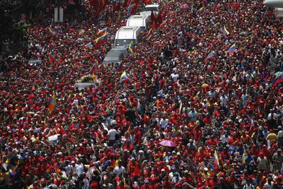 Comitiva fúnebre marcada por el color rojo que ha caracterizado a la denominada revolución bolivariana, durante el largo recorrido que le ha llevado por las principales calles de la capital venezolana, incluida la simbólica avenida Bolívar, en dirección hacia Los Próceres, donde se encuentra la Academia Militar.