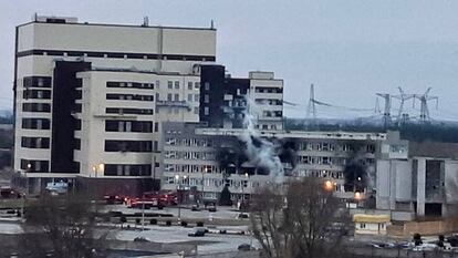 La central nuclear de Zaporiyia tras el bombardeo, este viernes.