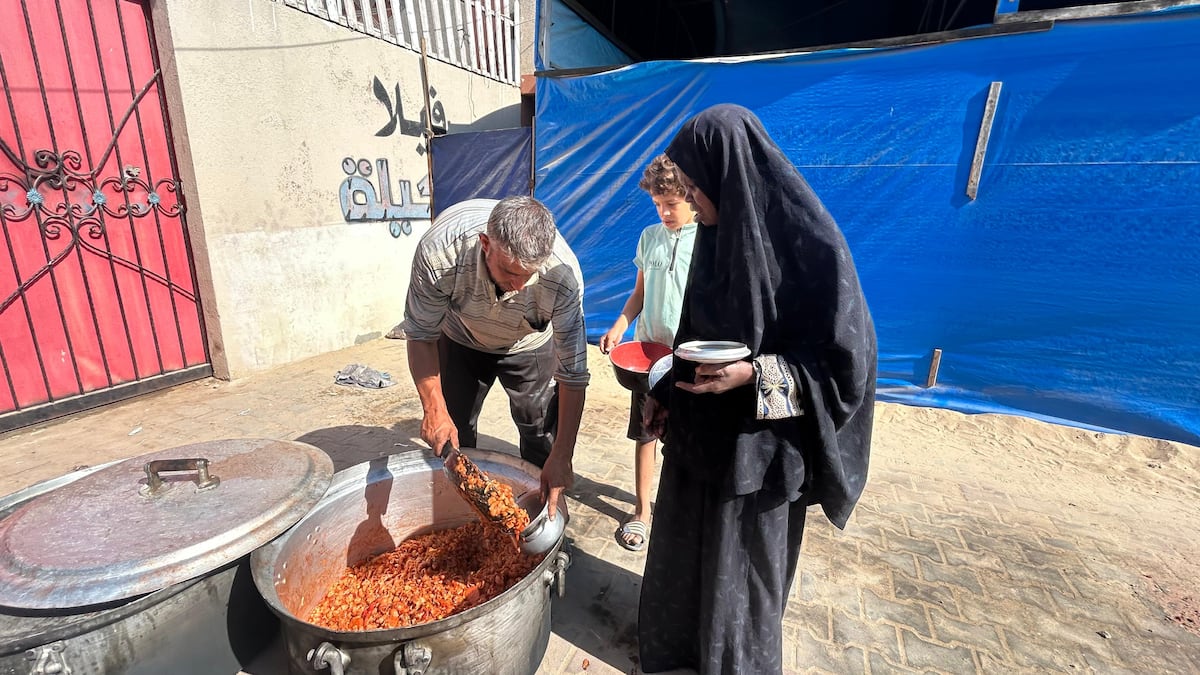 “La gente pregunta día y noche cuándo recibirán comida, tiendas de campaña o ropa de invierno”: las bombas callan, pero la escasez de alimentos continúa en Gaza