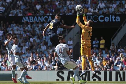 El portero del Celta, Rubén Blanco, para el balón lanzado por Casemiro.