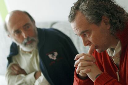 El forense español Francisco Etxeberria (izquierda) y el argentino Luis Fondebrider, ayer en Madrid.