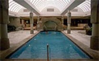 Piscina termal con chorros interiores en el centro de salud y belleza Acquaplaya del Gran Hotel Playabella.