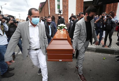 Familiares de Javier Ordoñez cargan su ataúd luego de la misa funeraria en Bogotá, el 16 de septiembre de 2020.
