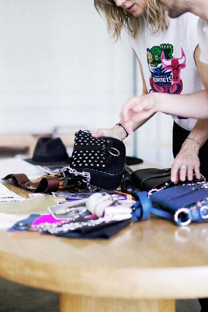 Cecilia Bönström trabajando en el diseño de los bolsos de la colección.