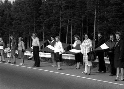 Ciudadanos lituanos se cogen de las manos para formar una cadena humana en la V&iacute;a B&aacute;ltica, cerca de Riga, en agosto de 1989. 