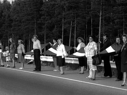 Ciudadanos lituanos se cogen de las manos para formar una cadena humana en la V&iacute;a B&aacute;ltica, cerca de Riga, en agosto de 1989. 
