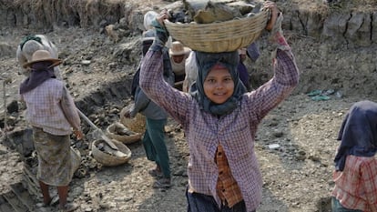 Una ni&ntilde;a trabajando en Myanmar, en una imagen de 2013.