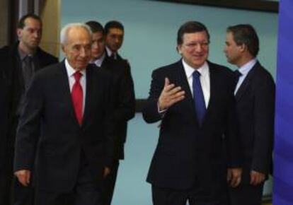 El presidente de la Comisión Europea, José Manuel Durao Barroso (dcha), se reune con el presidente israelí, Simón Peres (izda), en la sede de la Comisión en Bruselas (Bélgica) hoy.