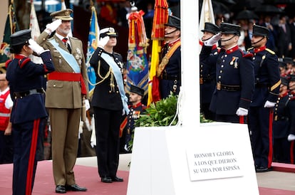 El Rey y la Princesa de Asturias rinden homenaje a los caídos por España tras depositar una colora de laurel.