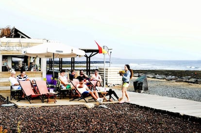 Chiringuito Las Salinas, situado en la playa Las Américas, donde se pueden tomar distintos cócteles.