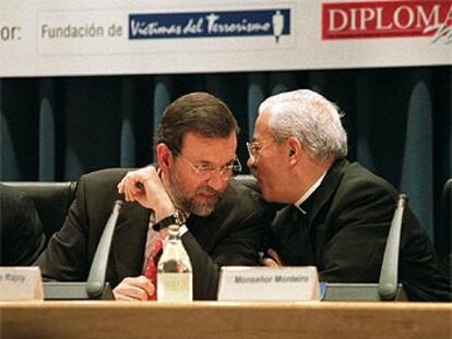 El vicepresidente Mariano Rajoy y el nuncio del Vaticano, arzobispo Manuel Monteiro.