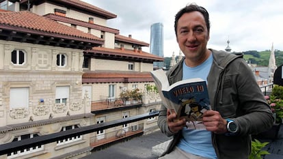 José Antonio Ponseti con un  ejemplar del libro en sus manos.
