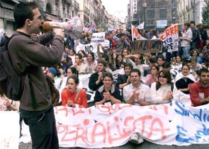 Más de un millar de alumnos se manifestaron por las calles de Granada para protestar contra el ataque a Irak. Según UGT, el paro en la ciudad andaluza ha tenido un segumiento del 80% de la comunidad estudiantil.