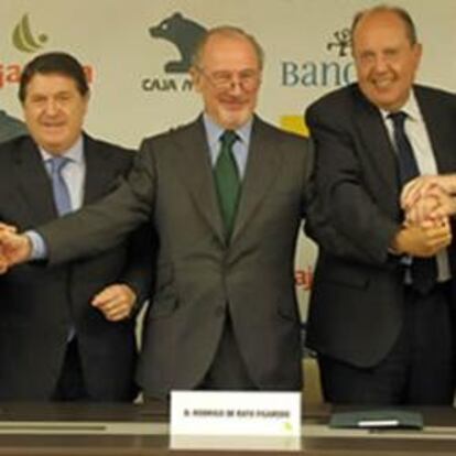 El presidente de Bancaja, José Luis Olivas, y el de Caja Madrid, Rodrigo Rato, en el centro de la foto junto el resto de los presidentes de las cajas del SIP