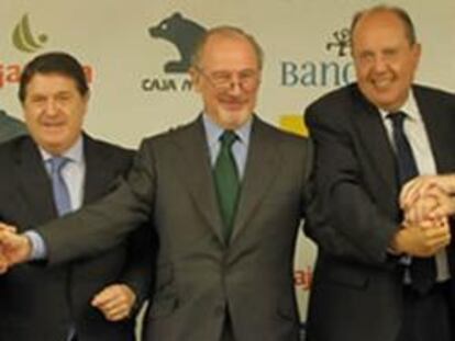 El presidente de Bancaja, José Luis Olivas, y el de Caja Madrid, Rodrigo Rato, en el centro de la foto junto el resto de los presidentes de las cajas del SIP