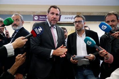 El ministro de Transportes y Movilidad Sostenible, Óscar Puente, en su visita a las obras de construcción de la futura estación intermodal de Lugo, este viernes.