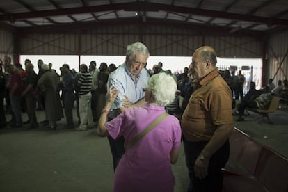 Vargas Llosa with the activist Hanna Barag.