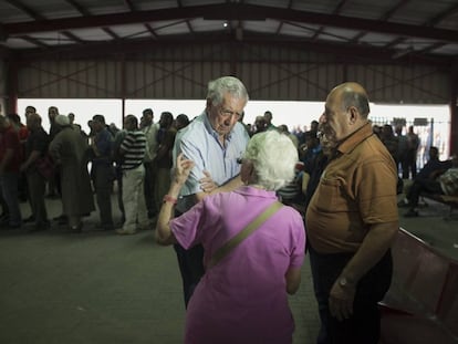 Vargas Llosa with the activist Hanna Barag.